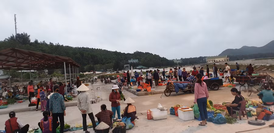 Chợ quan Lạn lúc mặt trời lên