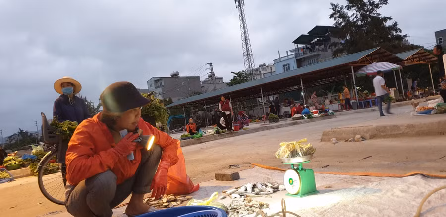 Những chiếc đèn pin là vật bất ly thân của người bán hàng tại chợ