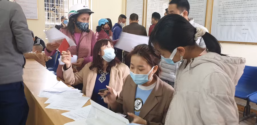 Công dân làm thủ tục xin giấy xác nhận tại phường Dư Hàng Kênh