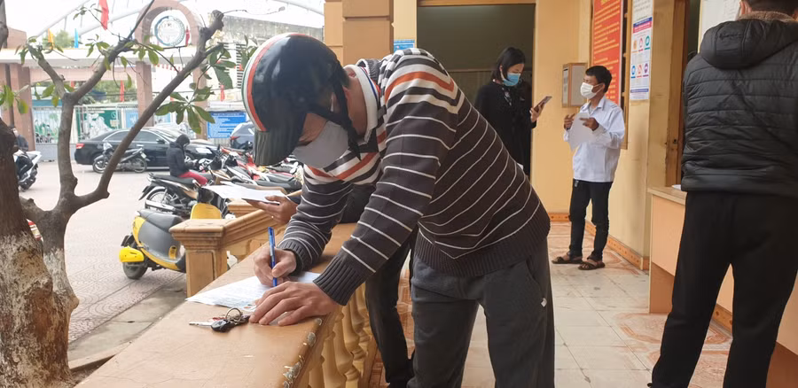 Người dân tranh thủ ngày nghỉ đến xin xác nhận