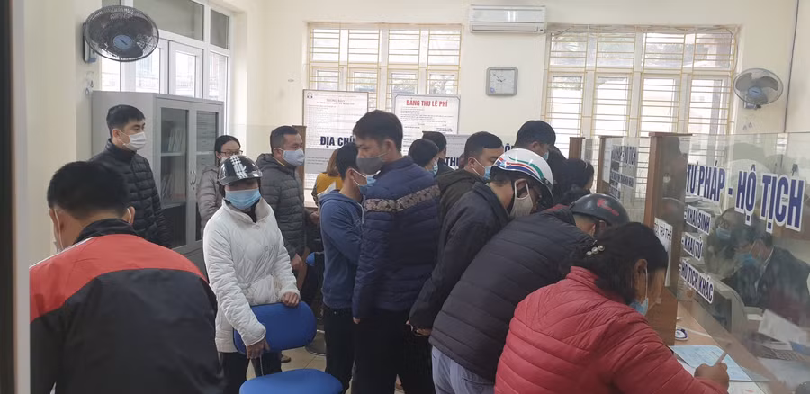 Người dân đến trụ sở phường xin xác nhận rất đông