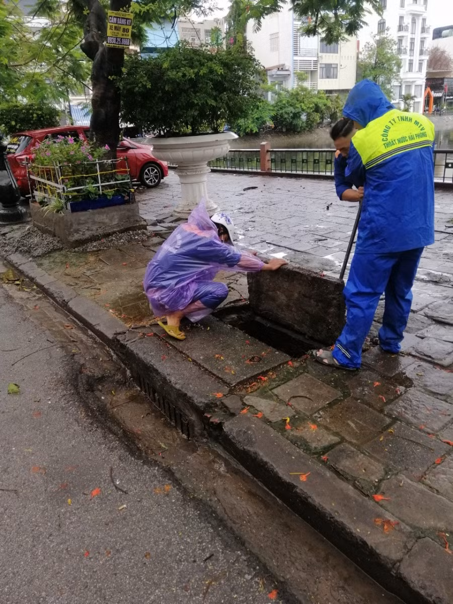 Tiêu thoát nước, bảo vệ thành phố sạch đep văn minh là nhiệm vụ của nhân viên Công ty Thoát nước