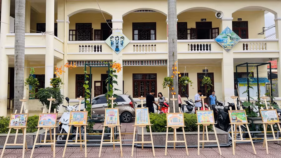 Khuôn viên sân trường với những bức tranh của học sinh nhà trường vẽ
