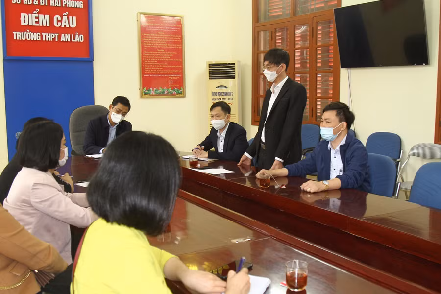 Hiệu trưởng Trường THPT An Lão báo cáo đoàn công tác của Sở về tình hình dịch bệnh tại nhà trường