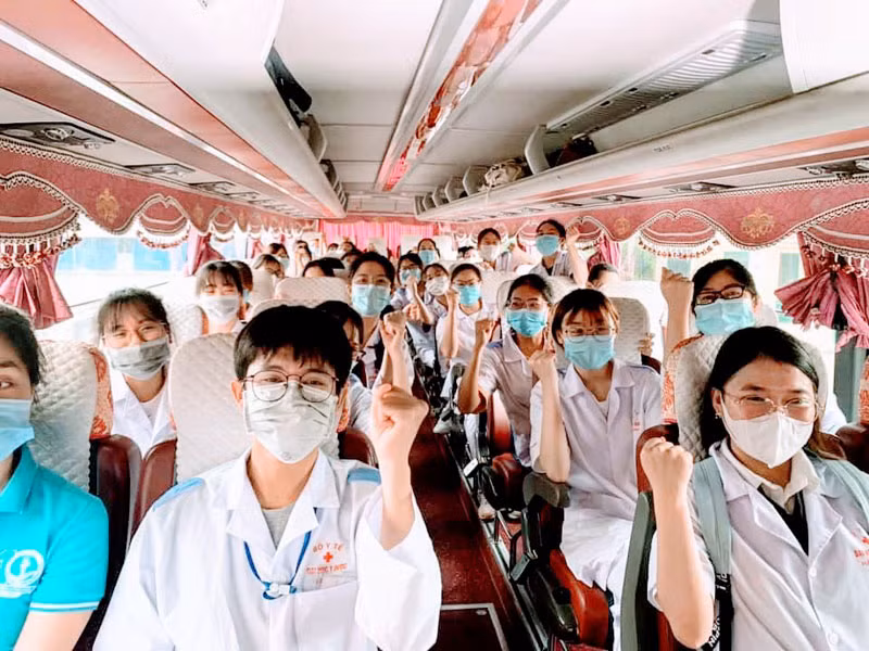 Sinh viên Trường Đại học Y dược Hải Phòng thể hiện tinh thần xung kích lên đường hỗ trợ Bắc Giang phòng chống dịch.