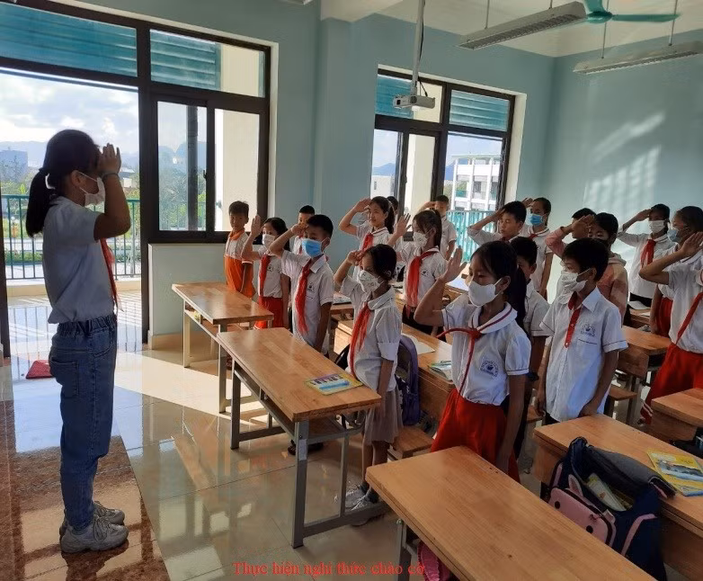 Do dịch bệnh HS thực hiện nghi thức chào cờ trong lớp