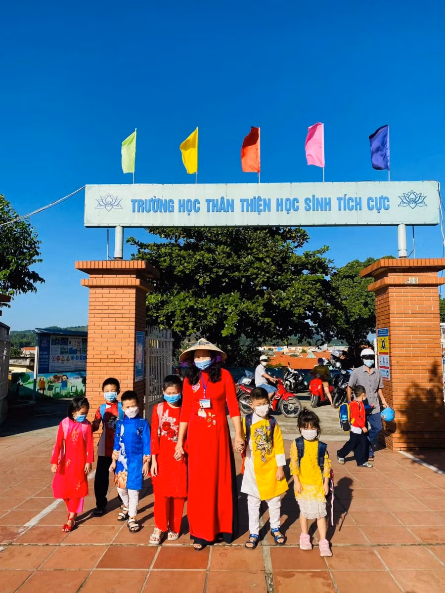 Giáo viên đón học sinh ngay từ cổng trường