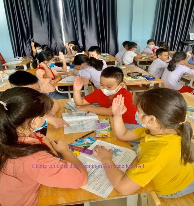 Học sinh Trường Tiểu học Cái Rồng trong giờ học môn Âm nhạc