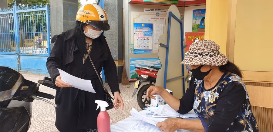 Phụ huynh lớp 1, Trường Tiểu học Trần Quốc Toản, quận Kiến An đến trường nhận phiếu bài tập cho con