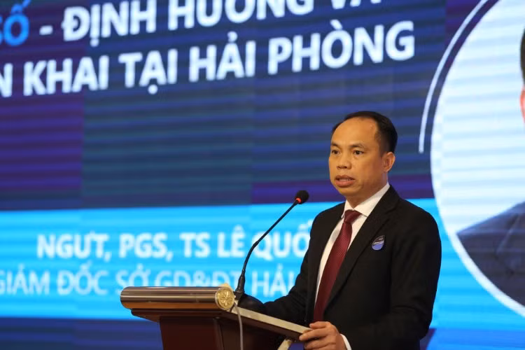 NGƯT, PSG, TS Lê Quốc Tiến- Giám đốc Sở GD&amp;ĐT Hải Phòng phát biểu trên diễn đàn về chuyển đổi công nghệ số trong giáo dục