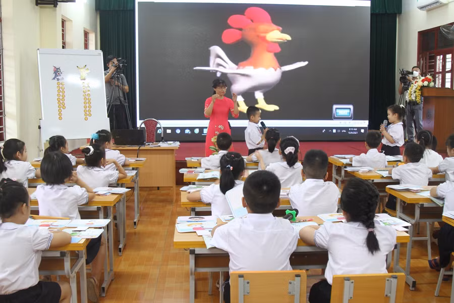 Học sinh lớp 2A9, Trường Tiểu học Đằng Lâm tương tác cùng nhau trong bài học.