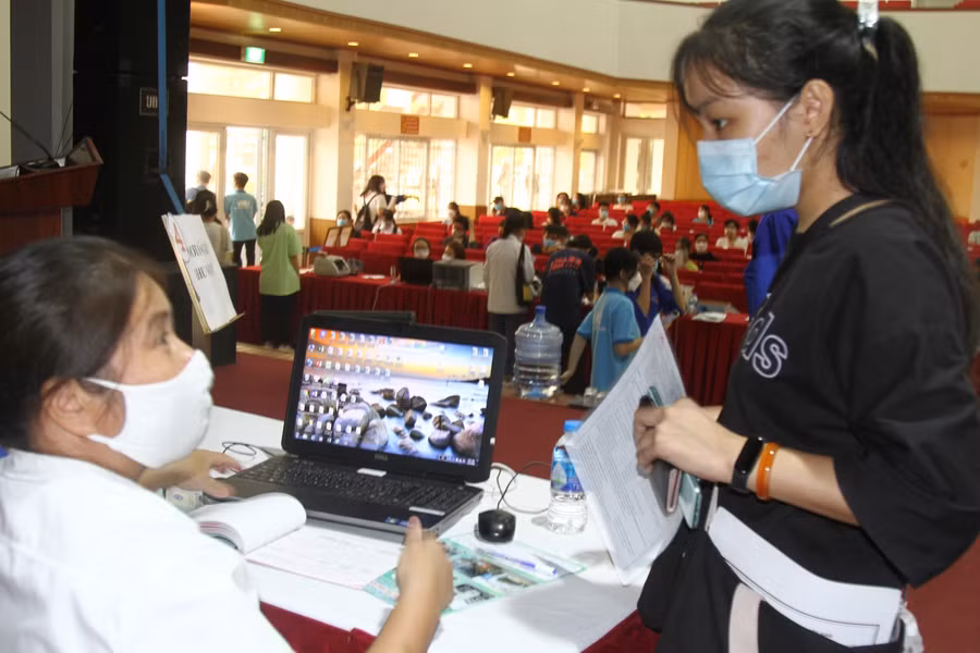 Sau khi nhận giấy báo trúng tuyển, sinh viên đăng ký ở ký túc xá và làm thủ tục nhập học