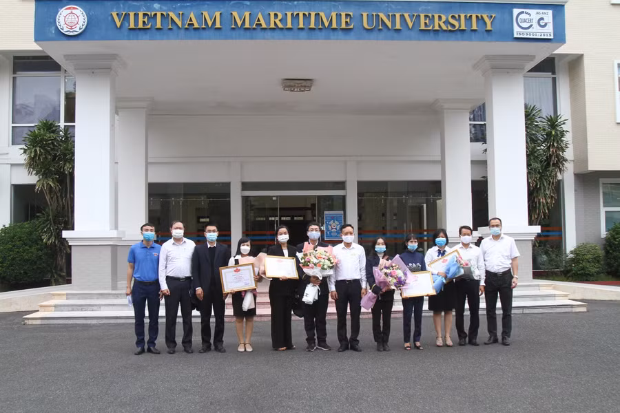 Lãnh đạo Trường Đại học Hàng hải chụp hình lưu niệm và động viên 2 sinh viên trước ngày lên đường tham dự vòng chung kết thế giới