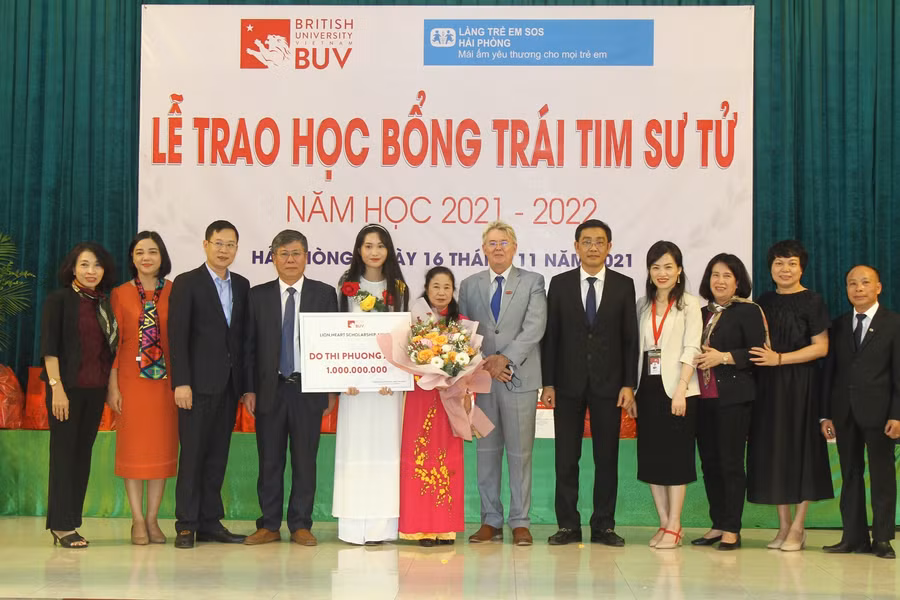 Phương Anh cùng mẹ Thắng (áo dài đỏ) chụp hình lưu niệm cùng lãnh đạo Trường Đại học Anh quốc tại Việt Nam, lãnh đạo Sở GD&amp;ĐT Hải Phòng