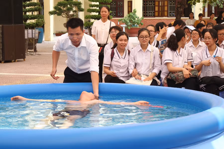 Nhiều năm gần đây việc trang bị kiến thức, kỹ năng phòng chống đuối nước được ngành Giáo dục Hải Phòng quan tâm