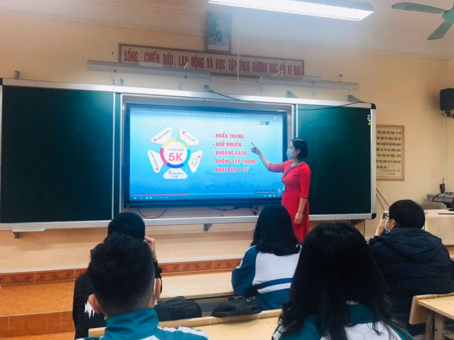 Trường Tiểu học- THCS Hùng Thắng, TP Hạ Long trong ngày đầu học sinh đến trường sau kỳ nghỉ phòng dịch.