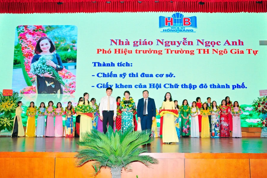 Cô Nguyễn Ngọc Anh là một trong 60 nhà giáo được quận Hồng Bàng vinh danh Nhà giáo tâm huyết sáng tạo giai đoạn 2015-2020