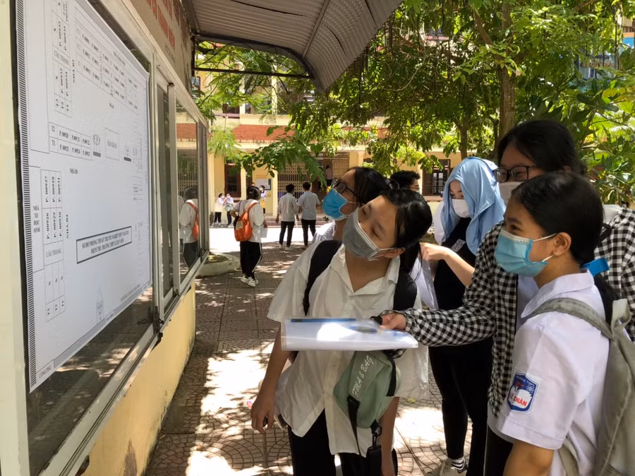 Thí sinh xem lại số báo danh trước khi vào phòng thi.