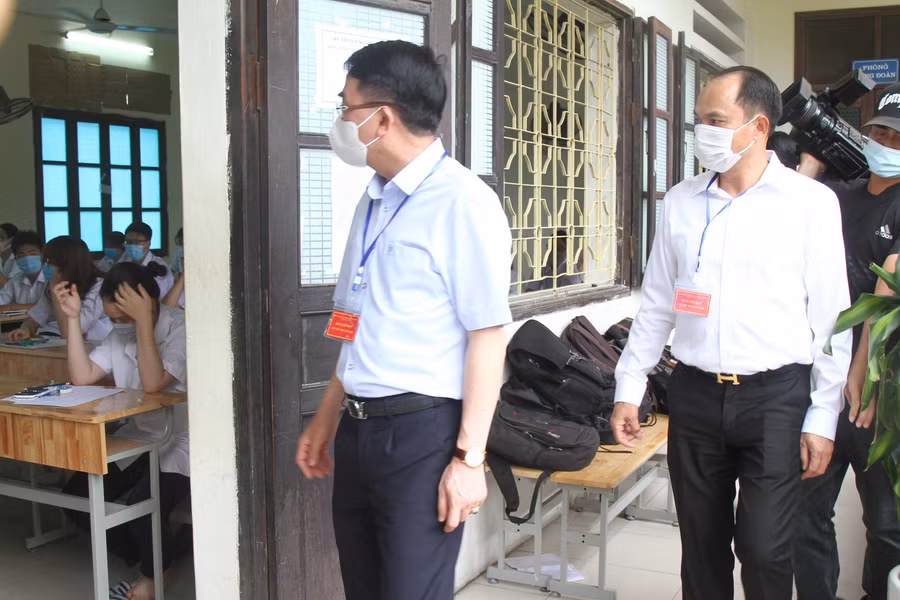 Ông Lê Khắc Nam- Phó Chủ tịch UBND TP Hải Phòng kiểm tra công tác thi vào chiều 7/7