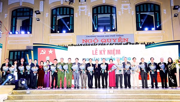 Các thế hệ cán bộ, giáo viên, học sinh Trường THPT Ngô Quyền