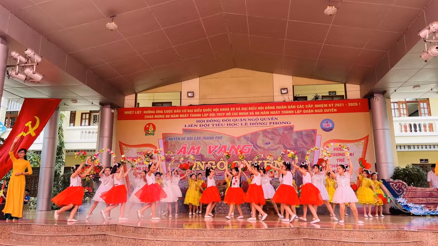 Chương trình văn nghệ tươi vui của học sinh nhà trường