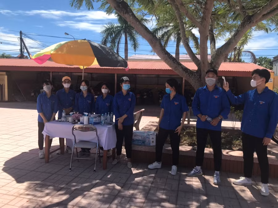 Thanh niên tình nguyện tại điểm thi Trường THPT Hùng Thắng, huyện Tiên Lãng.