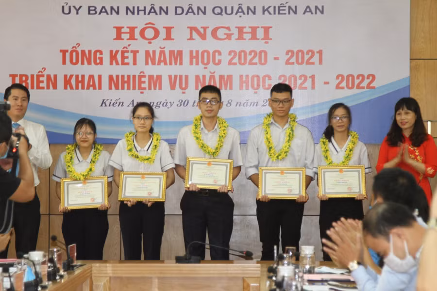 Học sinh lớp 12 của quận Kiến An nhận Giấy khen đạt điểm cao trong Kỳ thi tốt nghiệp THPT