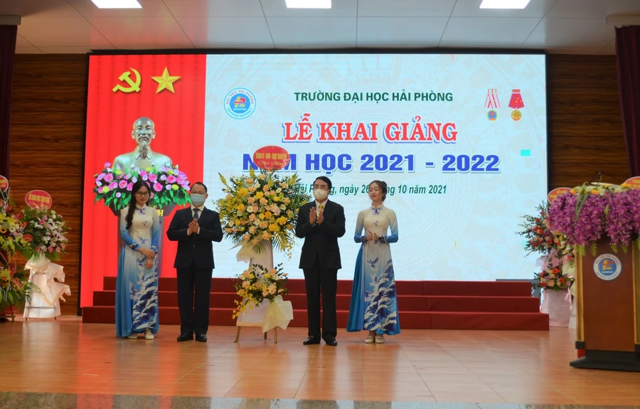 Lãnh đạo TP Hải Phòng tặng hoa chúc mừng Trường Đại học Hải Phòng.