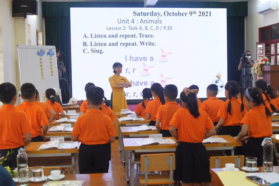 Được hoạt động nhiều trong giờ học môn tiếng Anh, học sinh phấn khởi, tiếp thu nhanh.