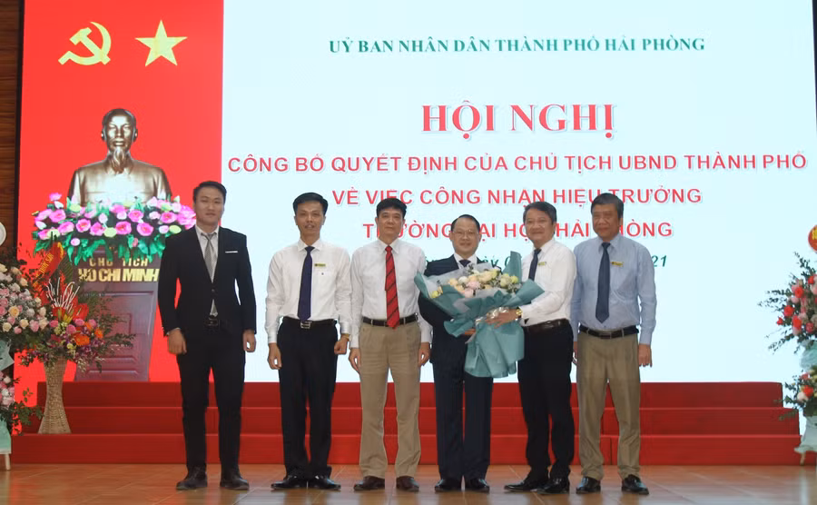 Tập thể lãnh đạo Trường Đại học Hải Phòng tặng hoa tân Hiệu trưởng