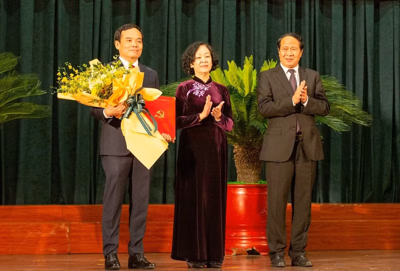 Bà Trương Thị Mai, Ủy viên Bộ Chính trị, Bí thư Trung ương Đảng, Trưởng Ban Tổ chức Trung ương trao quyết định và chúc mừng tân Bí thư Thành ủy Hải Phòng Trần Lưu Quang (bìa trái)