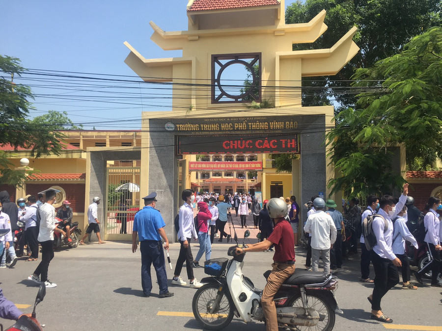 Lực lượng chức năng căng mình làm nhiệm vụ