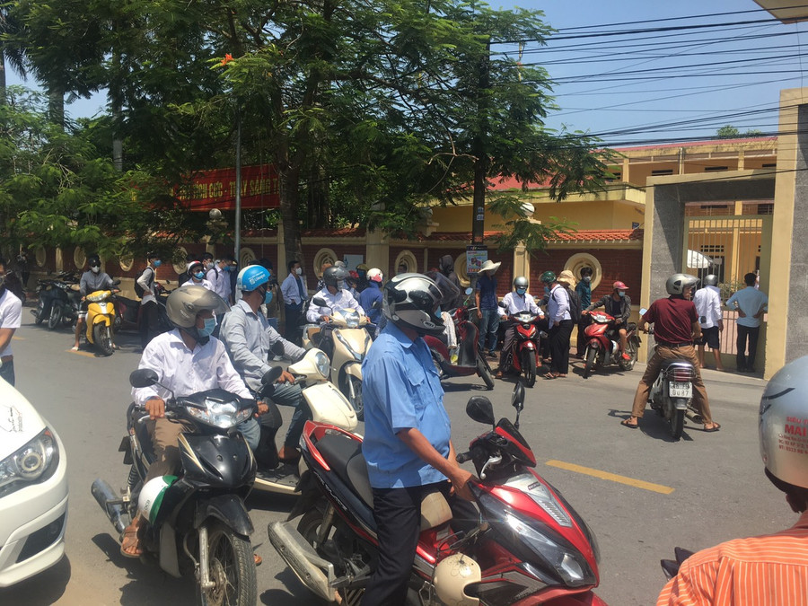 Cồng trường thi lúc 10h40 phút ngày 7/8