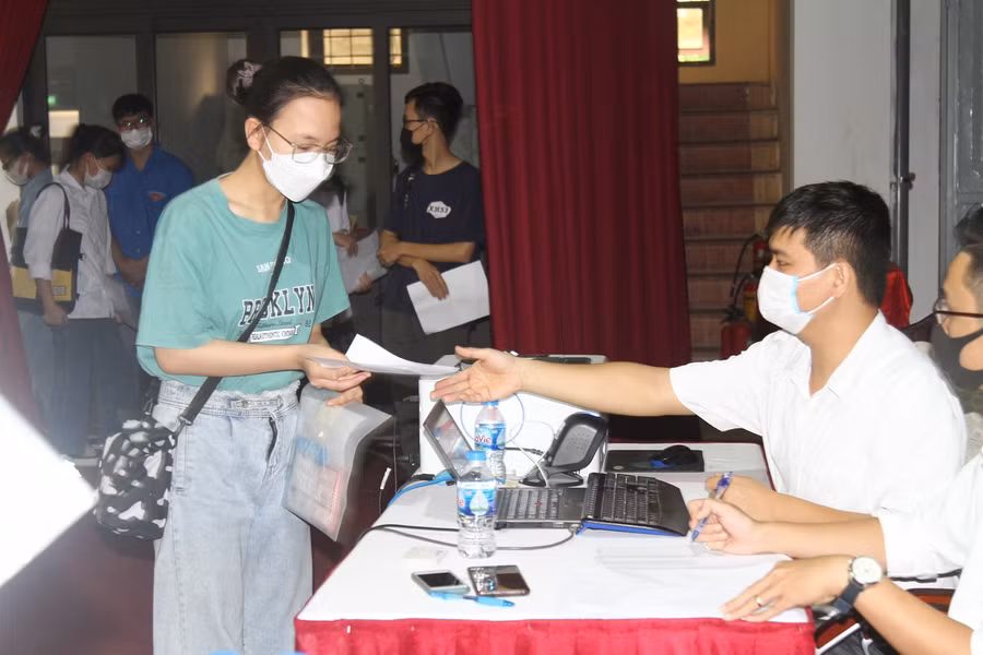 Cán bộ phòng Đào tạo và phòng Công tác HSSV Trường Đại học Hàng hải Việt Nam tiếp nhập giấy chứng nhận kết quả thi tốt nghiệp của tân sinh viên K62