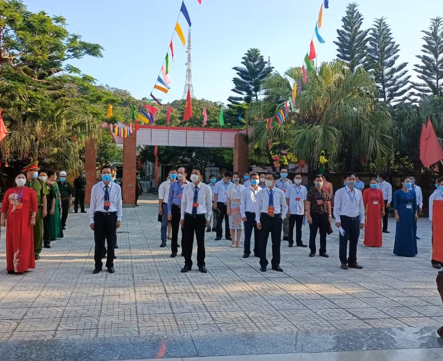 Cán bộ huyện đảo thực hiện nghi thức trước giờ diễn ra bầu cử.