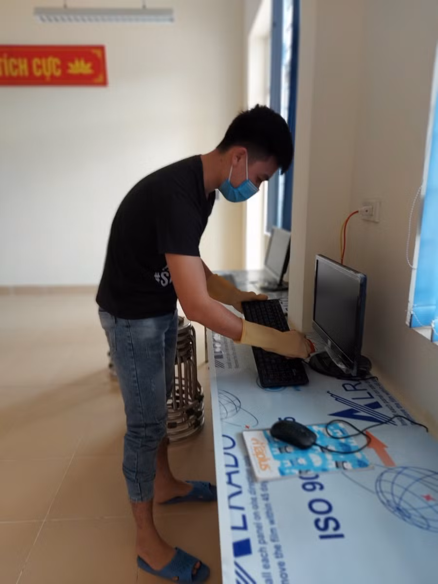 Thầy cô Trường PTCS Bản Sen, xã Bản Sen, huyện Vân Đồn vệ sinh trường lớp, chuẩn bị điều kiện để lên lớp online cùng học trò