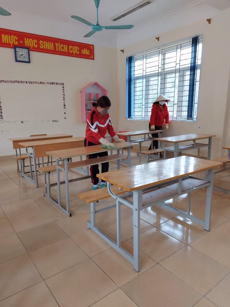 GV vệ sinh, khử khuẩn lớp học