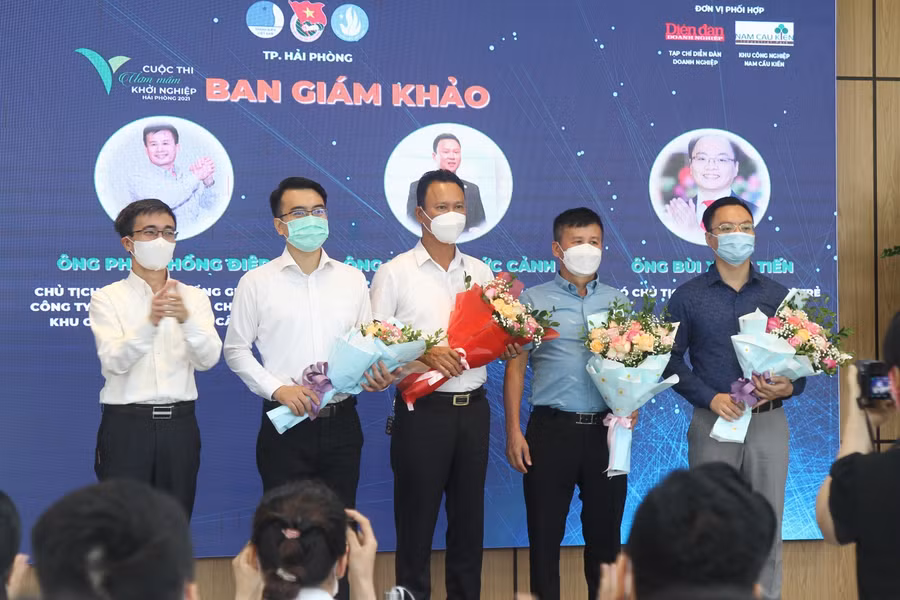 Lãnh đạo Thành đoàn Hải Phòng tặng hoa cho Ban Giám khảo