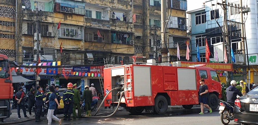 Đám cháy tại căn nhà tập thể tầng 2 đã được dập tắt