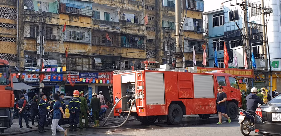 Đám cháy tại căn nhà tập thể tầng 2 đã được dập tắt