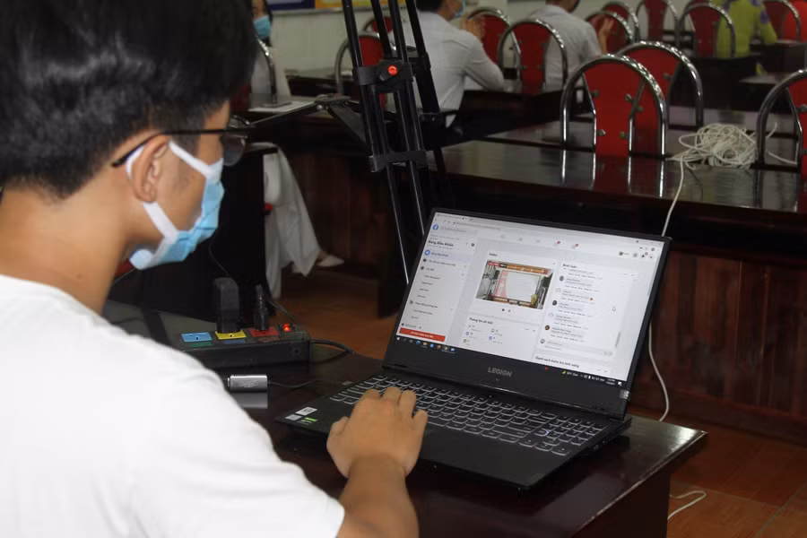 Học sinh THPT Lê Hồng Phong cùng dự lễ tổng kết qua Fanpage của nhà trường