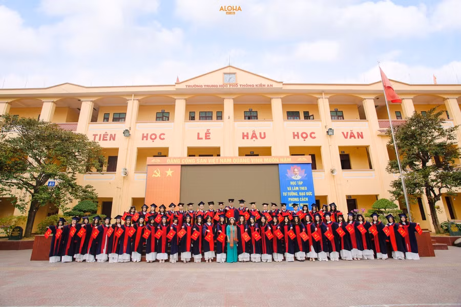 "Đứng trước những lựa chọn, quyết định quan trọng của các em, thầy cô và gia đình luôn đồng hành", cô Thủy chia sẻ.