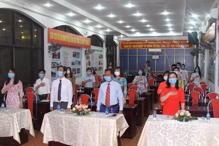 Quang cảnh Lễ tri ân và trưởng thành cho học sinh lớp 12 tại Hội trường THPT Lê Hồng Phong