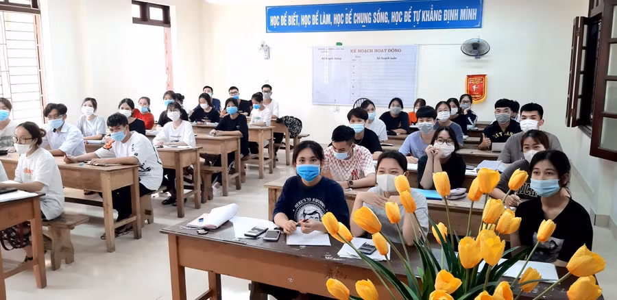 Học sinh lớp 12, Trường THPT Cát Bà trong giờ ôn tập sáng ngày 14/6