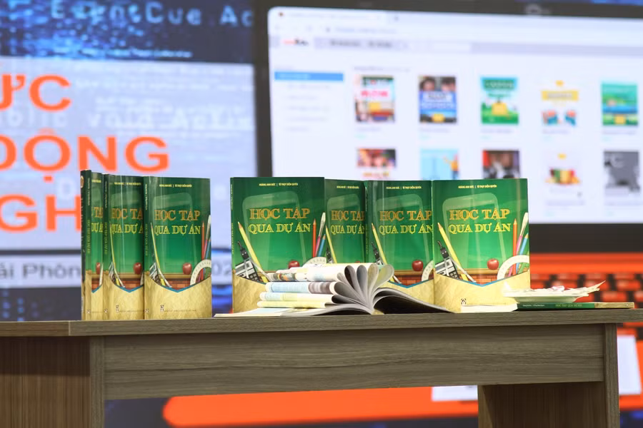 Cuốn sách Học tập qua dự án dành tặng cho những thầy cô trả lời đúng câu hỏi của chuyên gia