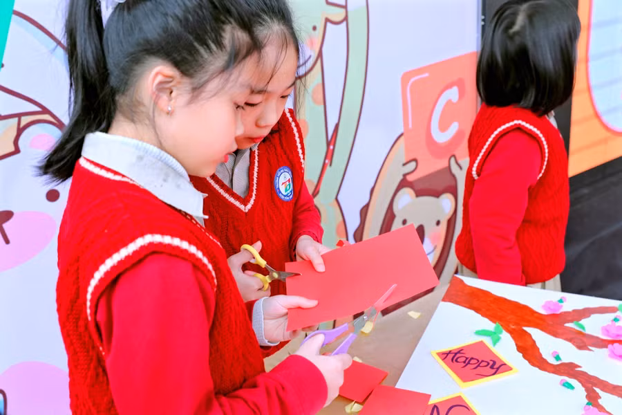 Cùng nhau làm việc nhóm, giao tiếp bằng tiếng Anh khiến HS tự tin thể hiện, từ đó những kĩ năng được hình thành một cách tự nhiên.