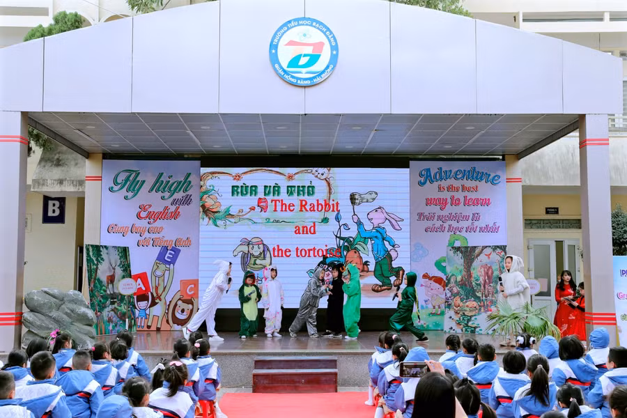 Các em hóa vai nhân vật diễn vở kịch Thỏ và Rùa.