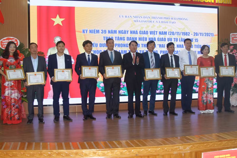 Lãnh đạo TP trao tặng danh hiệu Tập thể lao động xuất sắc cho các nhà trường