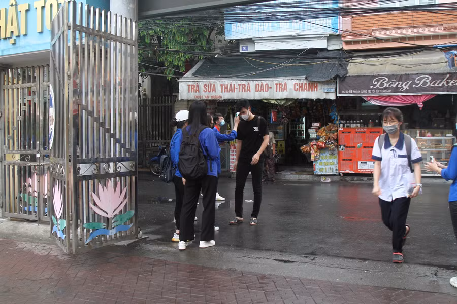 Trước cổng mỗi điểm thi đều thấy hình ảnh thanh niên tình nguyện với màu áo thiên thanh.