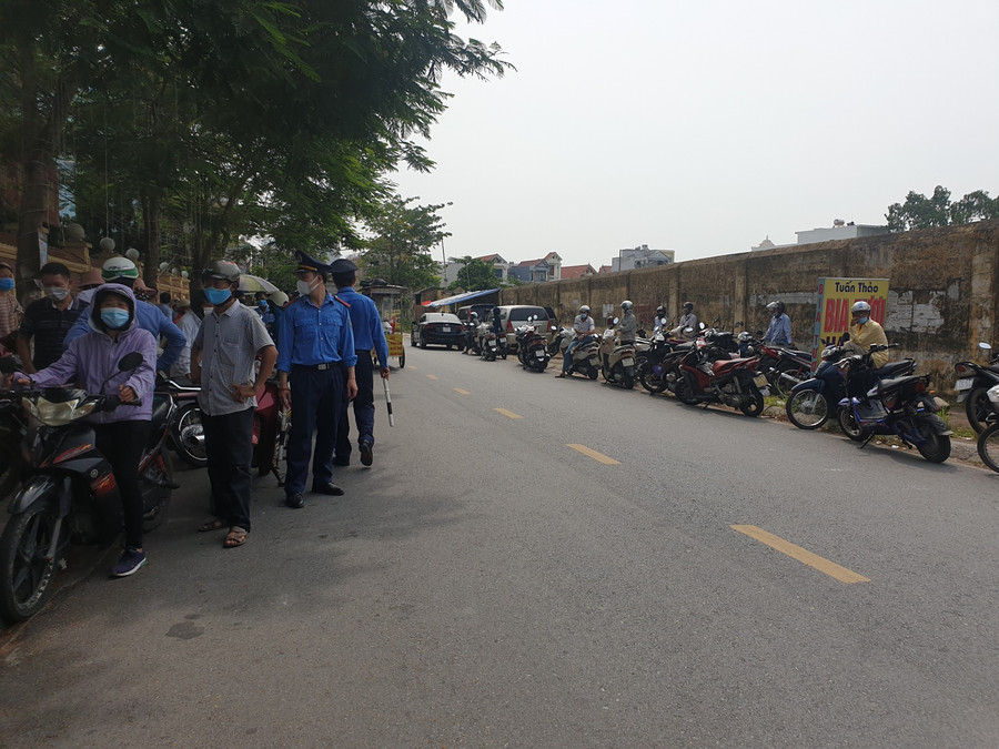 Lối vào cổng trường thi, phụ huynh đứng thành 2 hàng